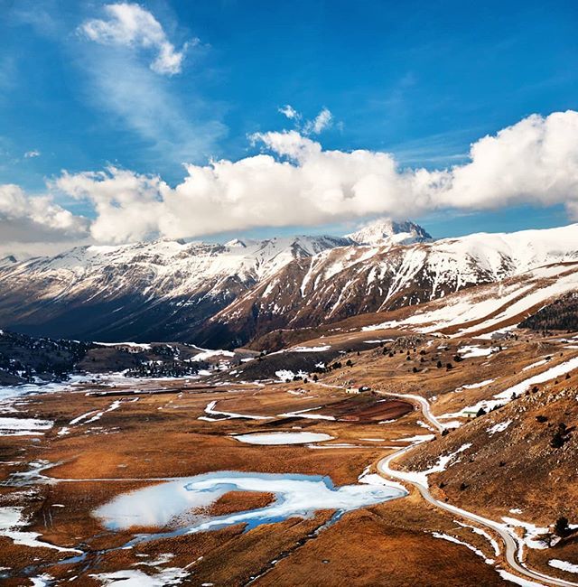 Even though I'm in Rome, real mountains begin in Abruzzo, so a long ride! This is Campo Imperatore, it has a posh name, but very cinematographic nature. Unfortunately, the most beautiful part is inaccessible due to snow.

#abruzzo
#italy_vacations #italian_places #TopItalyPh…