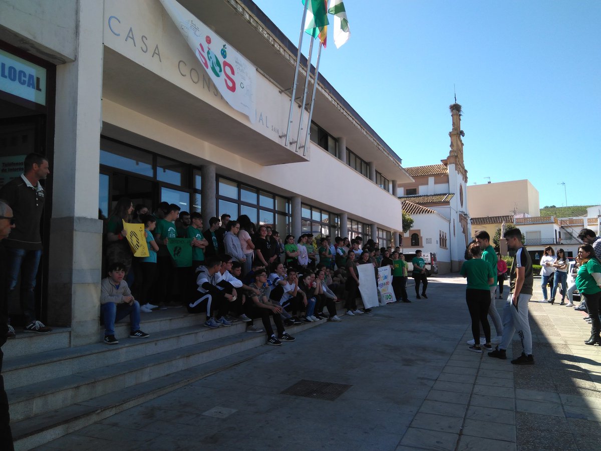 ecotempul's tweet photo. El alumnado de 3° y 4° hace huelga y se concentra en la puerta del Ayuntamiento. Parte del resto de alumnado acude a la lectura del manifiesto para frenar el Cambio Climático #FridaysForFuture #15MClimático @EcoescuelasAND @SanJosdelValle https://t.co/jJmpijehlQ