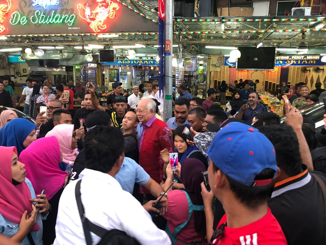 NajibRazak's tweet photo. Saya minum petang di Stulang Laut. Saya dengar ada yang menunggu saya berjam-jam lama. Terima kasih atas kehadiran.

Sama-sama kita solat tadi juga, doakan mangsa-mangsa di Pasir Gudang agar dilindungi dan segera sembuh. https://t.co/ZNBAAVaITz