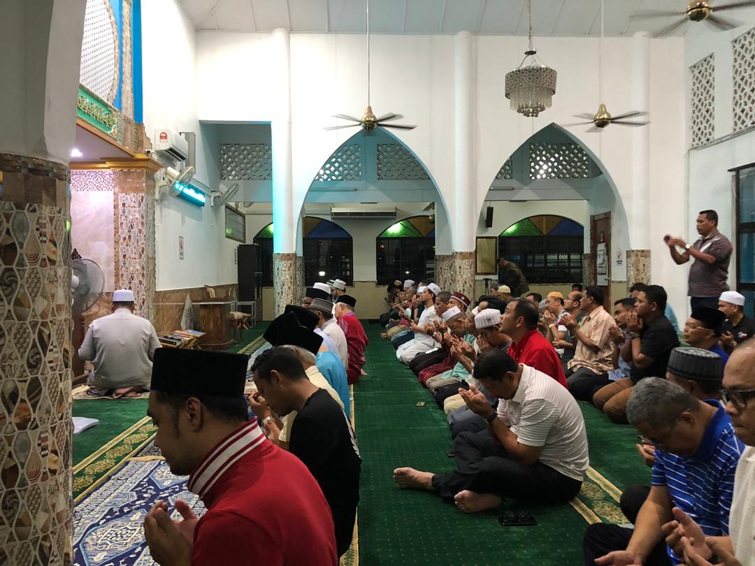 NajibRazak's tweet photo. Saya minum petang di Stulang Laut. Saya dengar ada yang menunggu saya berjam-jam lama. Terima kasih atas kehadiran.

Sama-sama kita solat tadi juga, doakan mangsa-mangsa di Pasir Gudang agar dilindungi dan segera sembuh. https://t.co/ZNBAAVaITz
