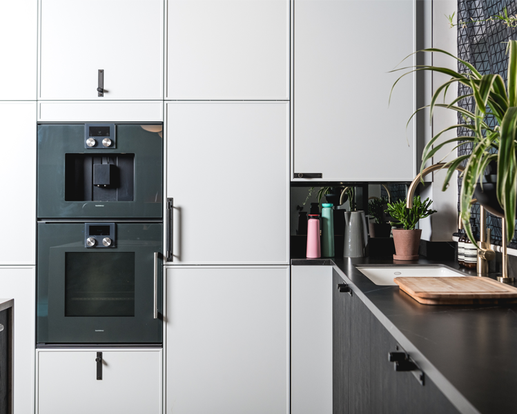 DAY_TRUE_London's tweet photo. Monochrome is a timeless approach. For this kitchen we mixed black wood doors with a daylight grey matt lacquer to create contrast and then added layers of personality with colorful styling
#daytrue #chelsearefit #progressivedesign https://t.co/KAB0Bvocfv