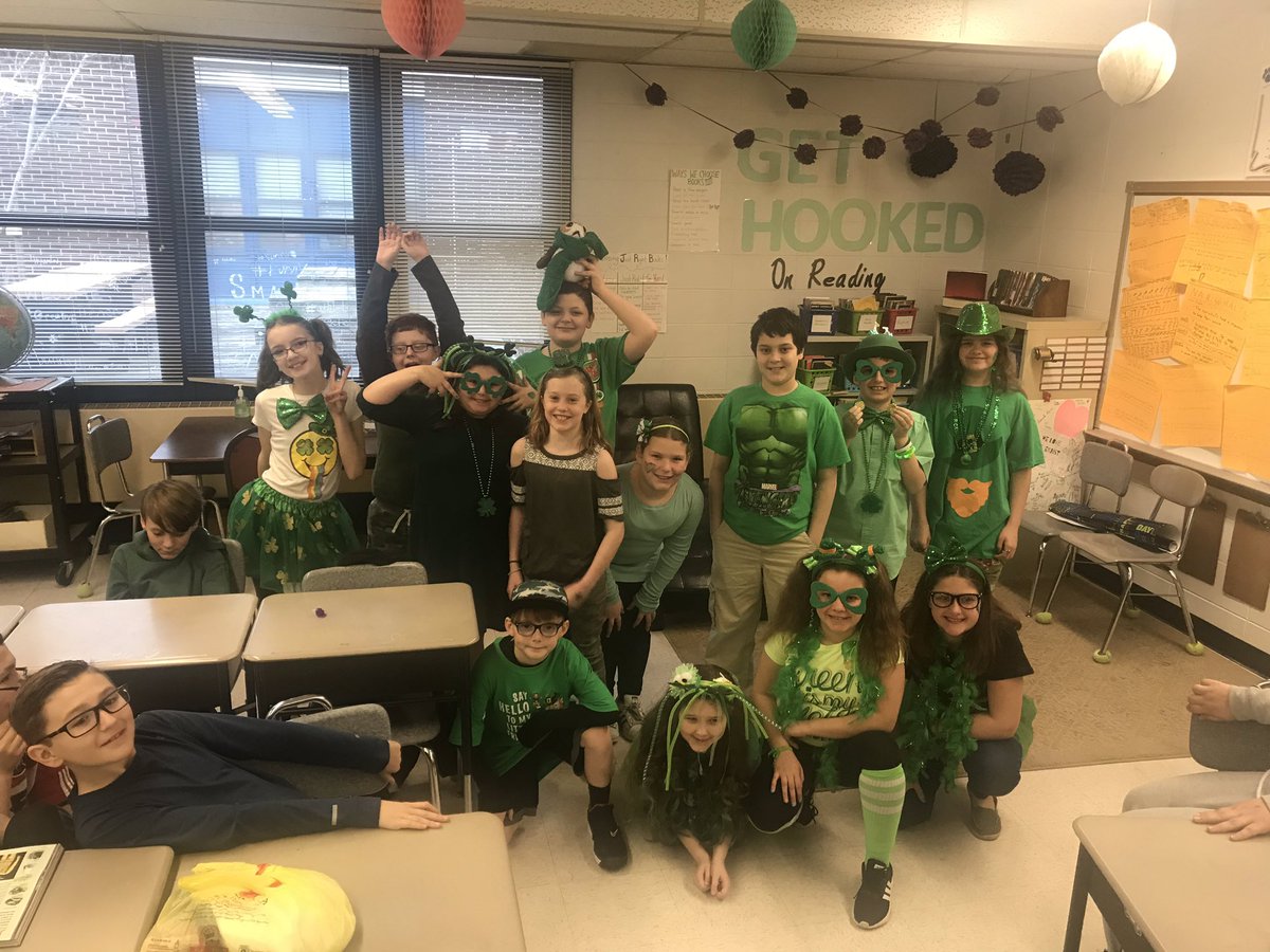 ErnstMPS's tweet photo. We are looking mighty green today in 5E ! 💚@PrincipalMPES https://t.co/DTXMZGzePf
