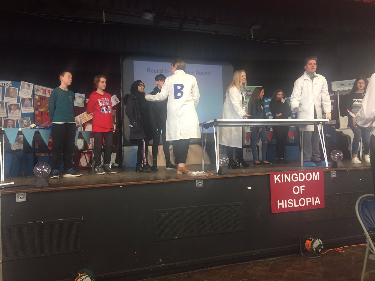 CherryCrooks's tweet photo. The final round! Hands on buzzers!! @ScienceWeekUK @thornhillscien1 @thornhill_uk https://t.co/Npse22QAGx