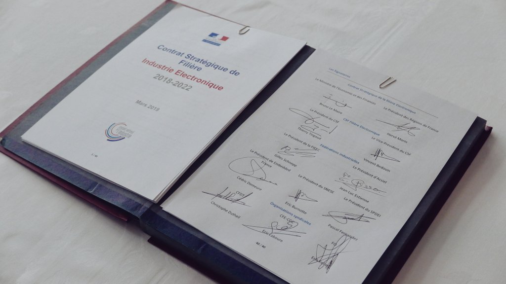 BrunoLeMaire's tweet photo. A Crolles, sur le site de STMicroelectronics, signature du contrat stratégique de la filière #industrie électronique, représentant 100 000 emplois et 15 Mds d'€ de chiffre d'affaires. L'objectif ? Rendre la filière toujours plus compétitive, notamment grâce au plan #Nano2022 https://t.co/MWdLCEB864