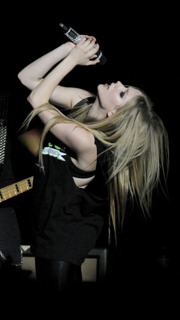 ALavignePhil's tweet photo. RT if her music saved you. 

#JFCAvriILavigne https://t.co/FZD44TpVwy