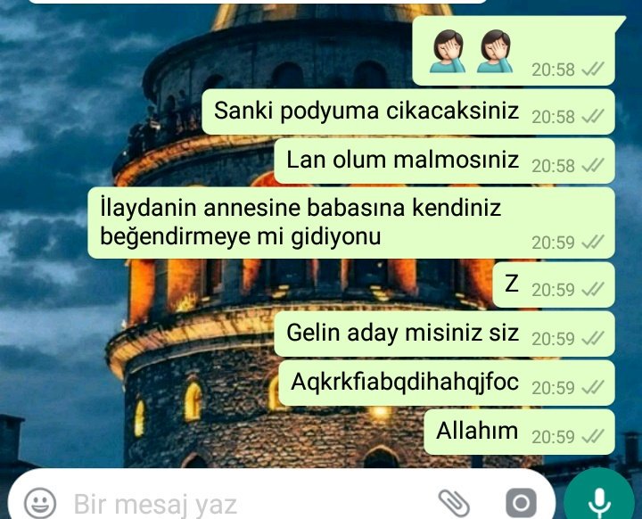 Yarın ilaydalara kalmaya gidiyoruzdur. Büşra ve Kübra dolaplarınındaki her şeyi deneyip ne giycez telasına kapılmıştır. <a href="/mavilenailay/">🦄</a>