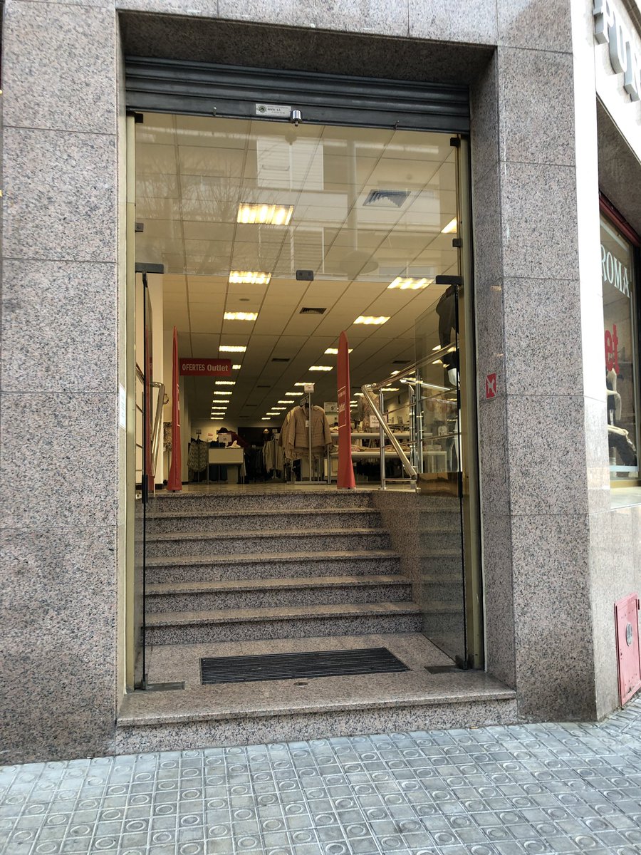 RosRodHer's tweet photo. Una botiga de roba de marca coneguda no és accesible per a tots, no pels calers sinó pel seu accés. 👎🏻 #sharediversitas #diversitatuoc1 https://t.co/HrPLQS385I