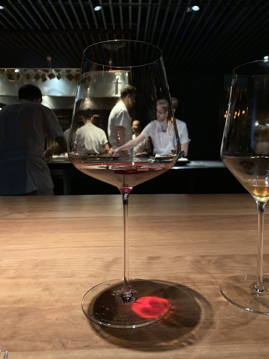 HAMI_miharu's tweet image. 食事に合うノンアルコールドリンクコースを頼めて、料理に合うジュースが出される。それが最高だった。料理に合うジュースでここまで楽しめるとは、味が事細かく計算されている。

アルコールと専用ジュースのミックスコースもある。日本酒も出されてた。

#Frantzen #Stockholm