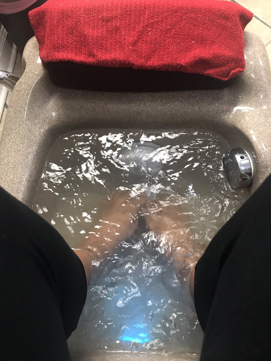 0Robyn2's tweet image. Needed! #Mani #Pedi #PolishD