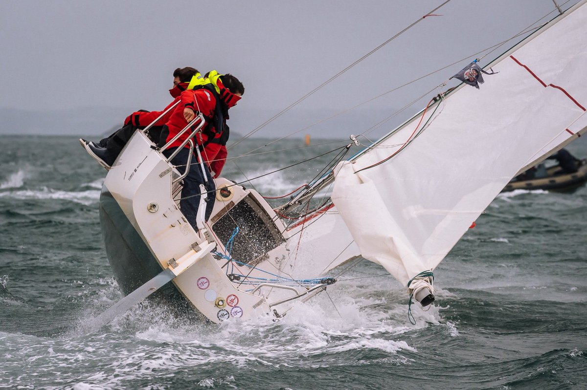 Ecole_navale's tweet photo. [#TSGED ⛵️] Après une 1ère journée de régates sur le plan d'eau de l'@Ecole_navale, on retrouve en tête du classement : 1️⃣@ENSTABretagne 1, 2️⃣École navale 17, 3️⃣École navale 18 
⁉️ Pour suivre de plus près la course ➡️ https://t.co/uLX5WChF9h
📲Demain : le classement final ! https://t.co/0EfnyGCDxL