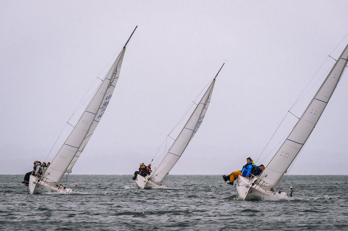 Ecole_navale's tweet photo. [#TSGED ⛵️] Après une 1ère journée de régates sur le plan d'eau de l'@Ecole_navale, on retrouve en tête du classement : 1️⃣@ENSTABretagne 1, 2️⃣École navale 17, 3️⃣École navale 18 
⁉️ Pour suivre de plus près la course ➡️ https://t.co/uLX5WChF9h
📲Demain : le classement final ! https://t.co/0EfnyGCDxL