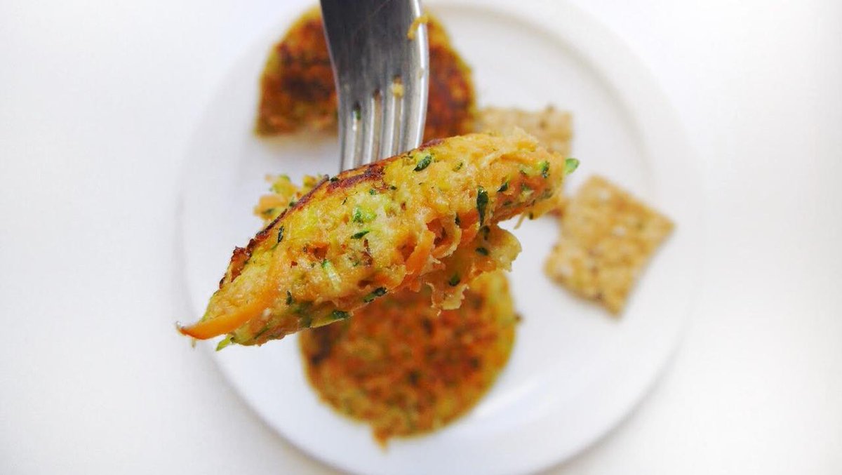 Estas tortitas de zanahoria y calabacín se han convertido en una de mis cenas favoritas. RECETA: tastydetails.com/tortitas-de-za…