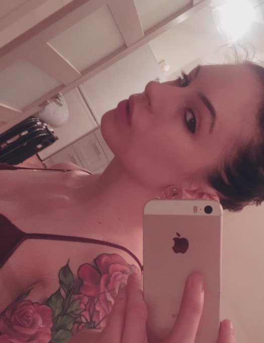 I think I like these mirrors here. 😂 https://t.co/WcgMwbu2XK