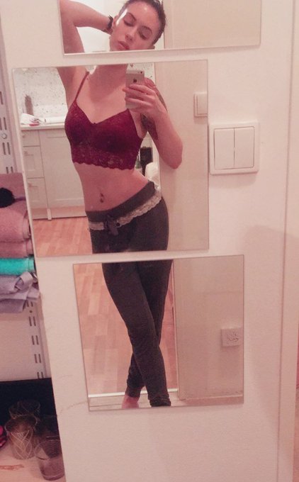 I think I like these mirrors here. 😂 https://t.co/WcgMwbu2XK