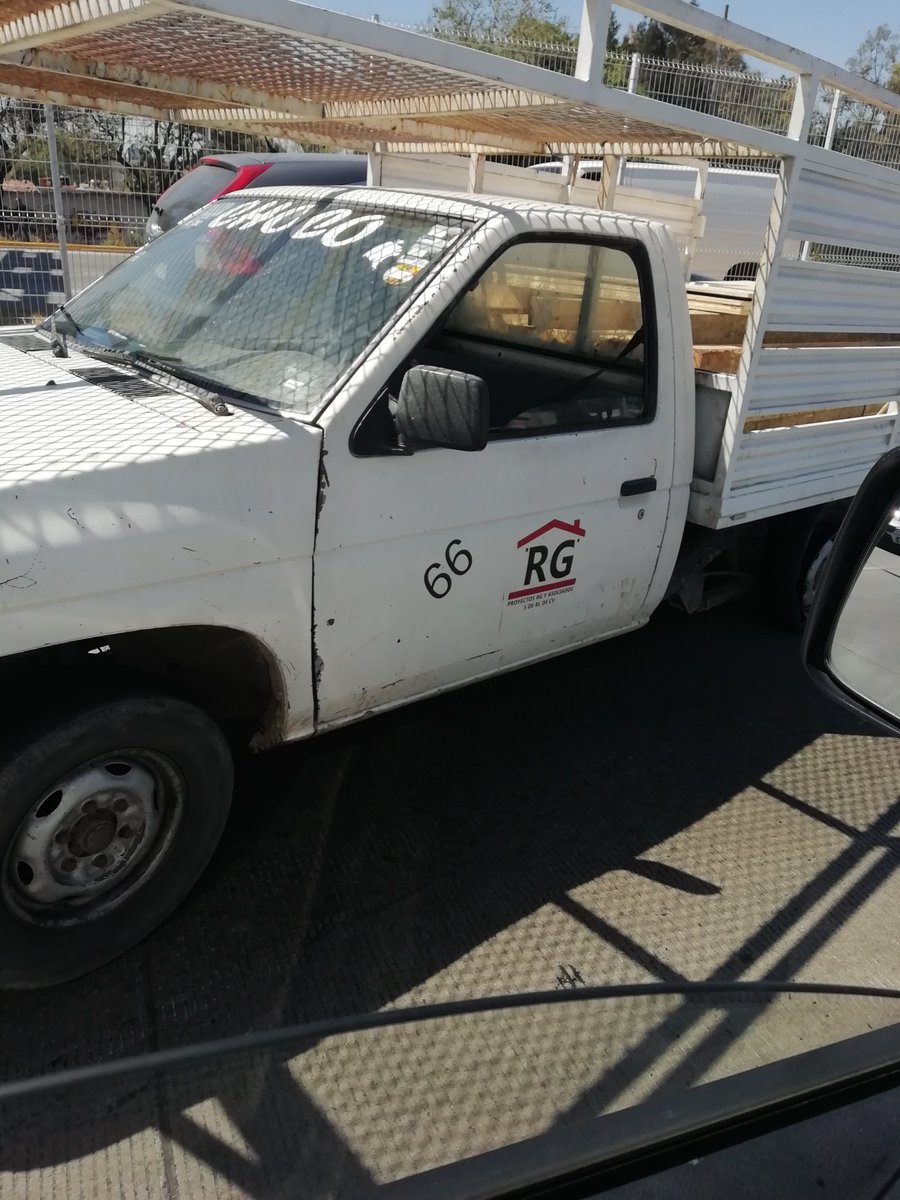 erickthoy's tweet photo. Precaucion,, ⚠️⚠️Camioneta accidentada, quedo en sentido contrario periférico norte,, afuera estación. Tren ligero sentido calzada/federalismo @Trafico_ZMG https://t.co/7SvYUH2RaU