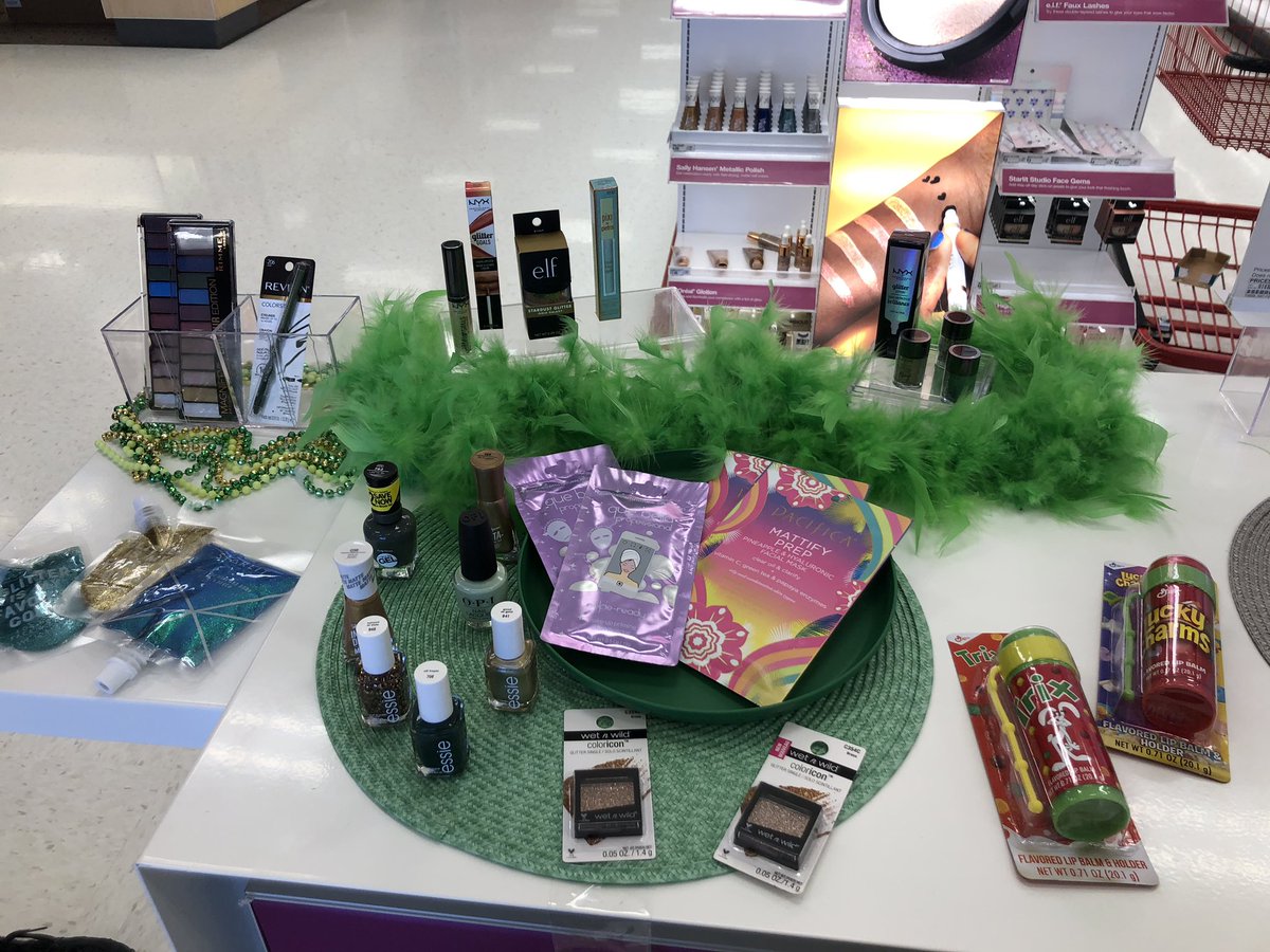 #StPatricksDay2019 is just around the bend! Beauty consultant Stayce is ready to help you with that perfect party look! Including ways to rehydrate your skin after all your St. Patty’s day shenanigans! #GlitterAnyone #Gold #Green @jonaltena <a href="/Howard_JoshT/">Josh Howard</a>