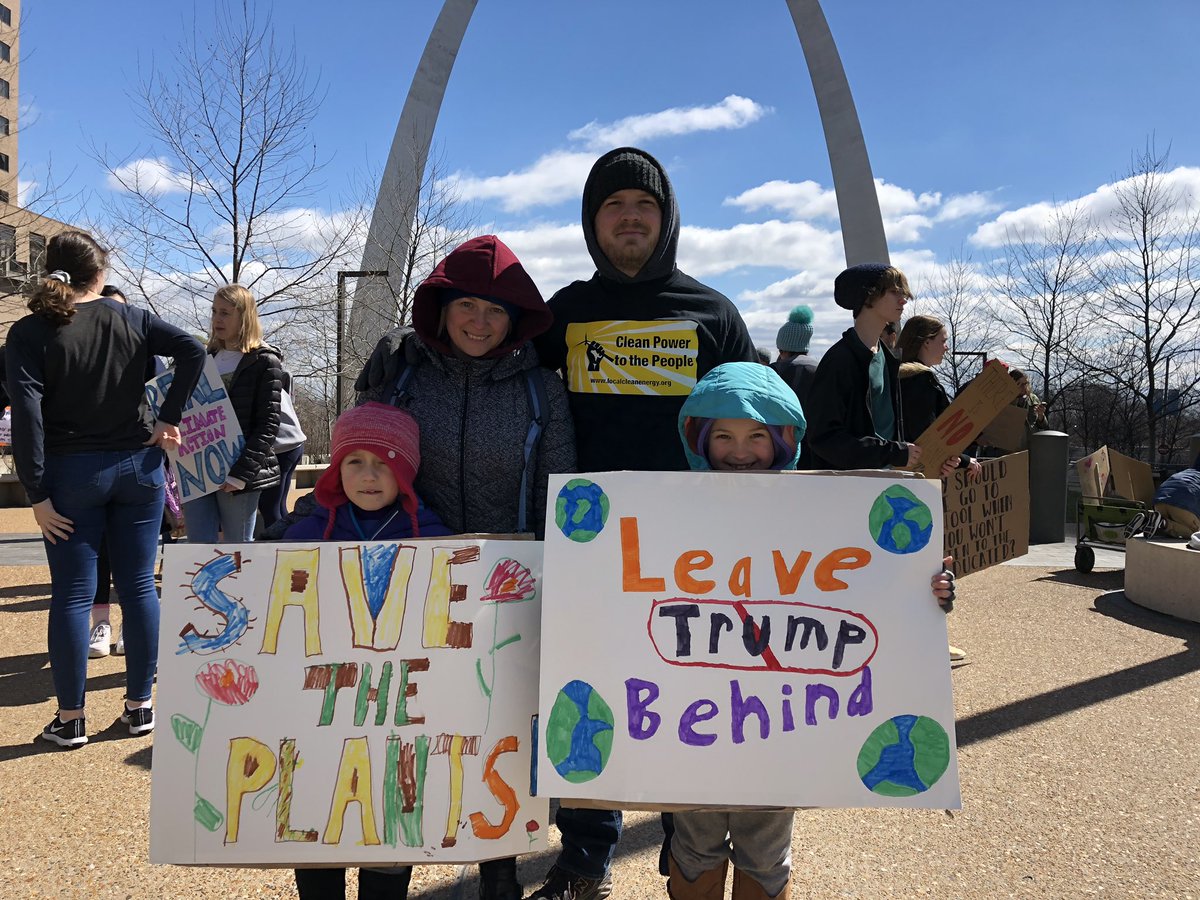 ryanstrode's tweet photo. The family that strikes together, stays together #ClimateStrike #ClimateJustice #StLouis #BringYourParentstoWork .@climatestrikeUS https://t.co/LyFDJuI6Bz