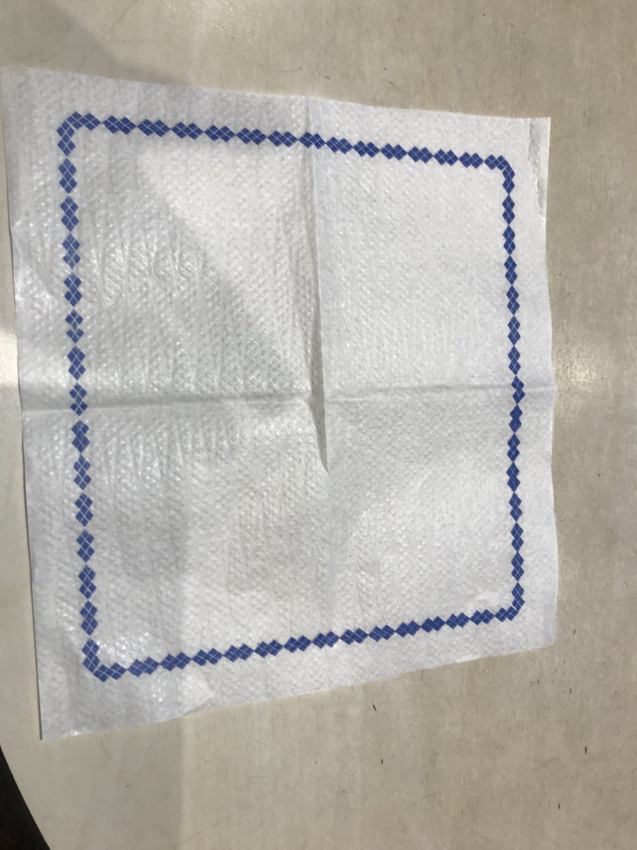 Estas servilletas, comunes en bares y pizzerías de Buenos Aires deberían usarse para revestir techos, y hasta diques. Enorme capacidad de rechazo al líquido. La anti-absorción.