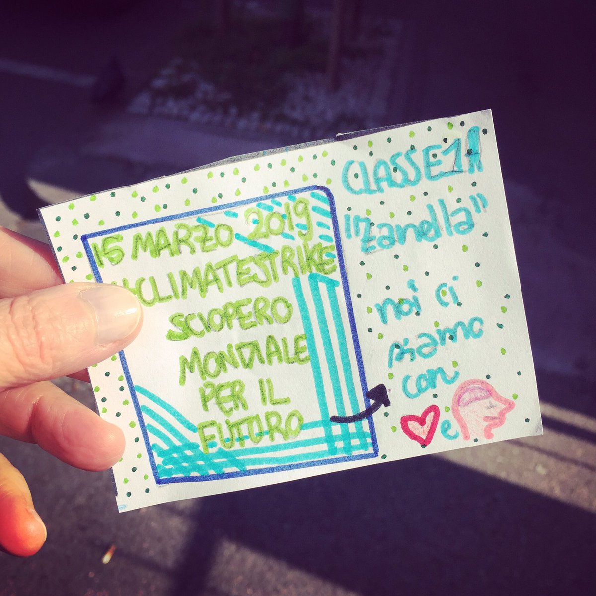 Silvia_Lomb's tweet photo. Non può che strapparti un sorriso di speranza un bimbo che ti avvicina e con un viso radioso ti dice “noi ci siamo con la testa e con il cuore”. #climatechange #climatestrike #fridaysforfuture #conilcuoreeconlatesta https://t.co/Dw3ya76XmA