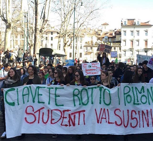 notav_info's tweet photo. Anche i giovani della #valsusa oggi in piazza a #Torino. Non c'è un pianeta B, non c'è una valle B! #notav #FridaysForFuture https://t.co/q6Jfzk7o6f