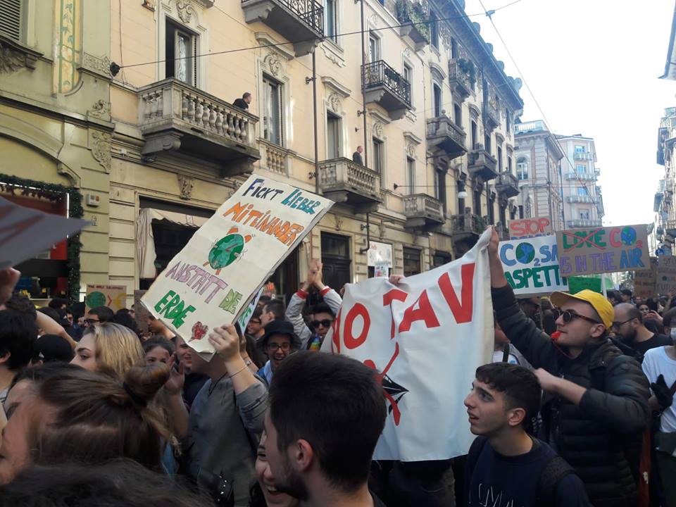 notav_info's tweet photo. Anche i giovani della #valsusa oggi in piazza a #Torino. Non c'è un pianeta B, non c'è una valle B! #notav #FridaysForFuture https://t.co/q6Jfzk7o6f