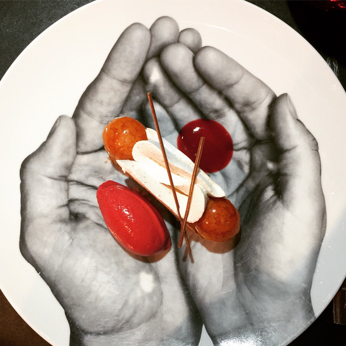 Fabuleux déjeuner à l'Atelier Etoile de Joël Robuchon, de magnifiques saveurs et un service tellement attentionné, un grand merci à toute l'équipe de l'Atelier !
@atelierjoelrobuchon