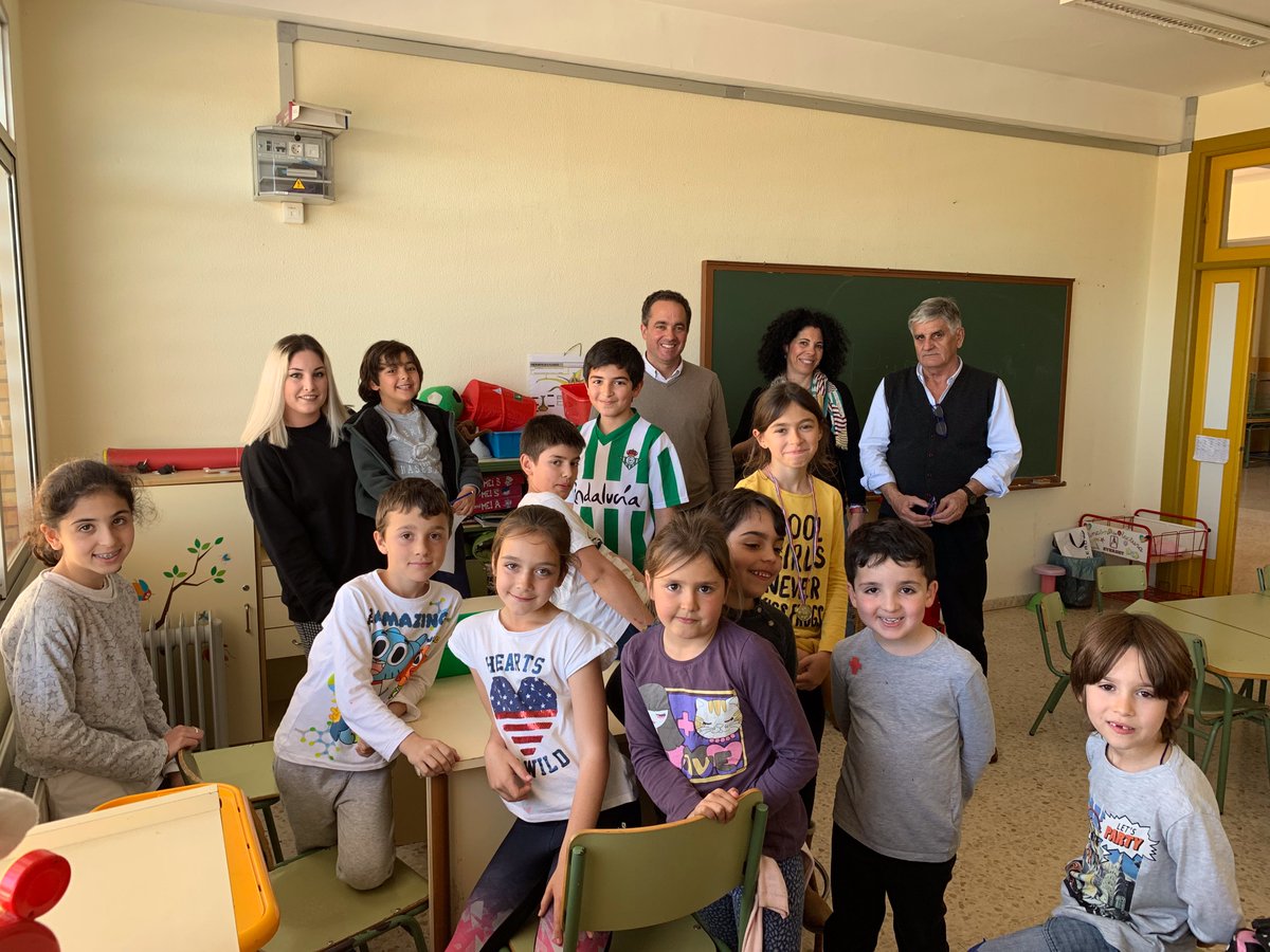 Ayto_Valencina's tweet photo. El alcalde y la concejala de Bienestar Social visitan el AULA DE MEDIODÍA del CEIP El Algarrobillo en el primer aniversario de su puesta en marcha https://t.co/1QByAxqAnR - #ValencinaC #Aljarafe https://t.co/H81V8IYyKT