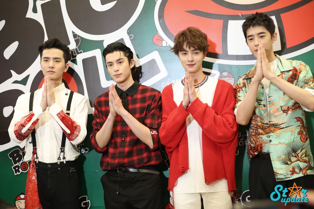 webstarupdate's tweet photo. 4 หนุ่ม #F4 จีน แลนดิ้งไทย พรีเซนเตอร์ใหม่สาหร่าย #เถ้าแก่น้อย
#FanMeetBigrollXF4
#F42018
#TaokaenoiBigrollxF4
#DylanWang
#KuanHong
#CeasarWu
#CornorLeong
#WelcomeF4toThailand
#StarUpdate https://t.co/7oXkfCxHhY