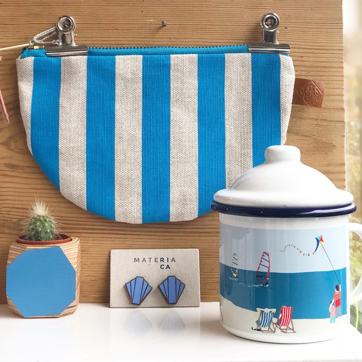 It’s not seaside weather today, unfortunately. But that doesn’t mean we can’t dream of sunnier days ahead! Zip- bag by @jennysibthorp | #Planter by @priormade | #EnamelMug by @RolfeAndWills