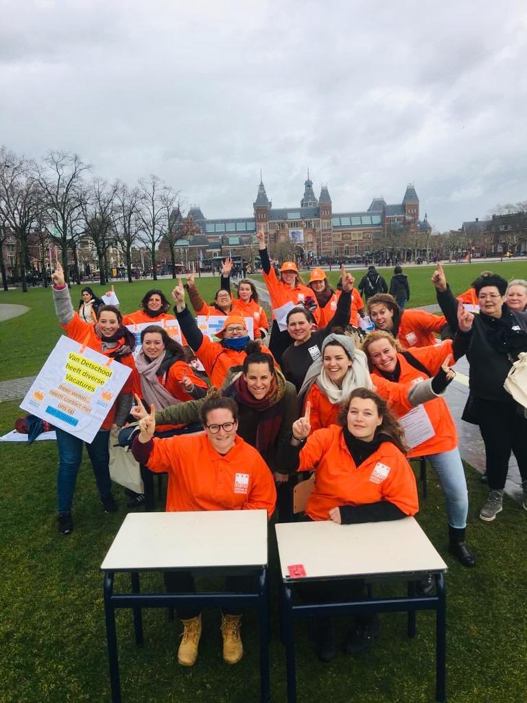 VanDetschool's tweet photo. De Van Detschool staakt, maar geeft les op het Museumplein voor goed en Speciaal Onderwijs in de stad!#investeerinonderwijs #Aob #AT5 @StgOrion #OCW https://t.co/JeXEygUtxD