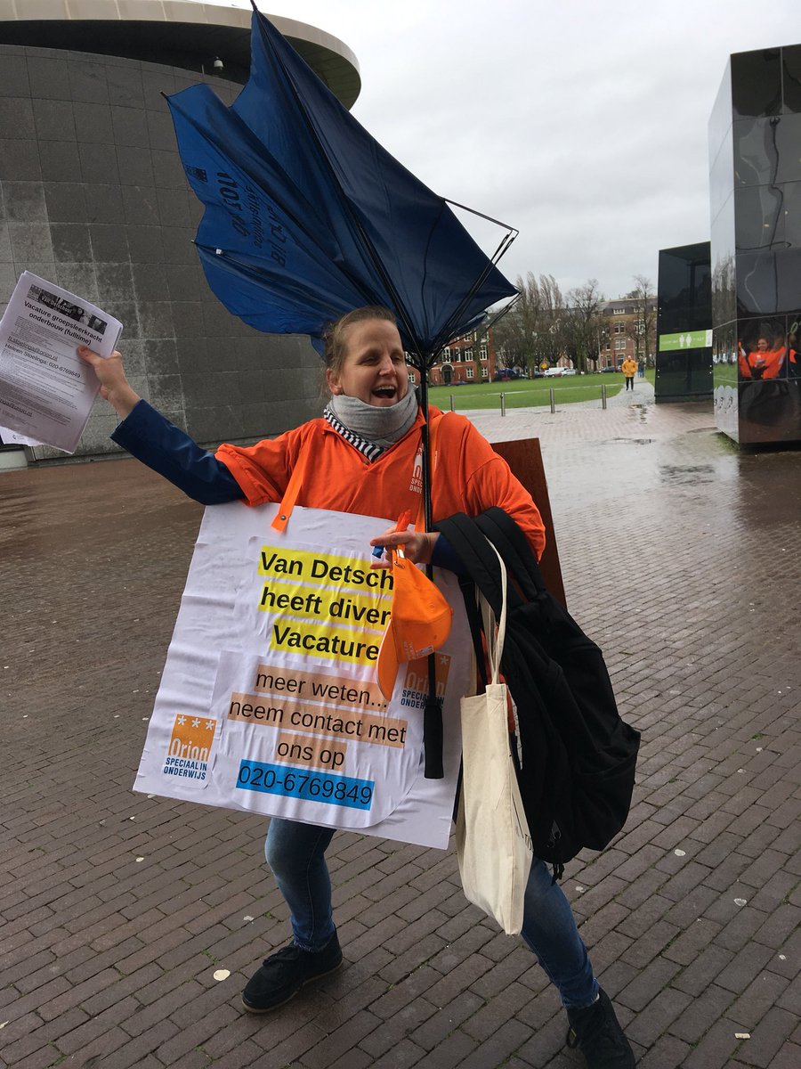 VanDetschool's tweet photo. De Van Detschool staakt, maar geeft les op het Museumplein voor goed en Speciaal Onderwijs in de stad!#investeerinonderwijs #Aob #AT5 @StgOrion #OCW https://t.co/JeXEygUtxD