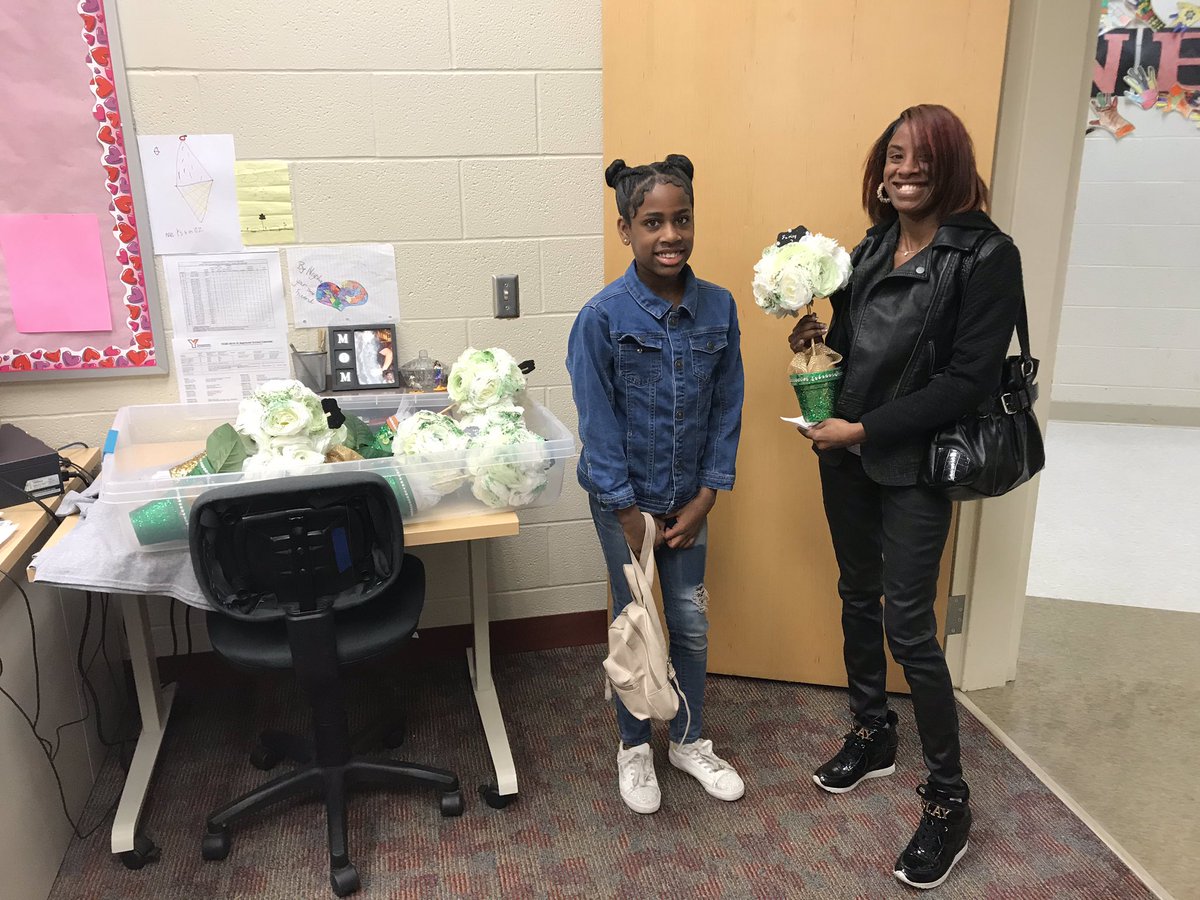 Our very own Ms. Oliver, mother to Wilson student Ke’Asha, made these beautiful arrangements for #BringSomeoneSpecialToLunch day at <a href="/WilsonElementa2/">Wilson Elementary Sc</a> <a href="/YtownSchools/">Youngstown Schools</a> <a href="/WhitmoreBryan/">Bryan Whitmore</a> <a href="/krish_mohip/">Krish Mohip</a>