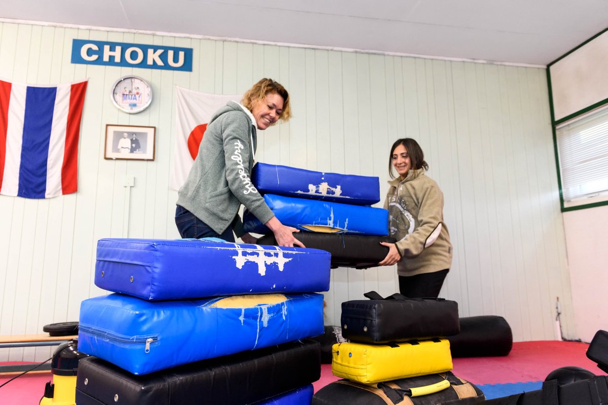 GemZaanstad's tweet photo. Ramen lappen, stofzuigen, dweilen: een groepje wethouders en ambtenaren heeft vanmorgen #ChokuGym opgefrist. Deze sportschool heeft al bijna 40 jaar een onmisbare sociale maatschappelijke functie in #Poelenburg. Een perfecte locatie voor @NLDOET! https://t.co/VNBH944KSg