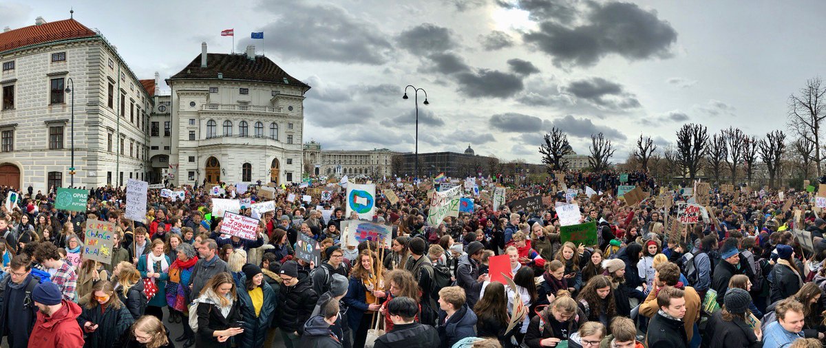 propellets_AUT's tweet photo. Wir waren in Wien mit dabei 💪🏻 Beeindruckend zu sehen wie viele Jugendliche sich für unsere Zukunft einsetzen! well done! -> @ViennaForFuture #FridaysForFuture #schoolstrike4climate #climatestrike #wien #vienna #austria #renewables #eubioenergy #OpasForFuture https://t.co/7vb73ZTzG9