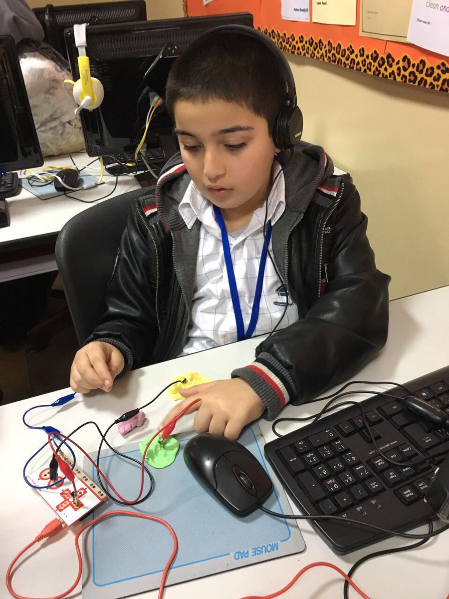 LearningTechDNS's tweet photo. Look at our #SpecialEd students learning about conductivity with @makeymakey while building strong connections with their peers and teachers. 

#specialeducation 
#makeymakey 
#innovation 
#scienceisfun
@uae_innovates 
@dns_twar 
@Riham13970247 https://t.co/5BeD5es4Oh