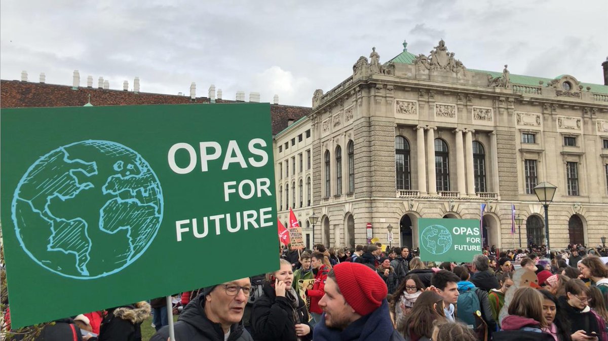 Kinder und Jugendliche erheben ihre Stimmen 📢📢 bei den Demos auf der ganzen Welt. Es war mir eine Ehre in Wien mit dabei gewesen zu sein! #FridaysForFuture #schoolstrike4climate #climatestrike #wien #vienna #austria #renewables #eubioenergy #OpasForFuture