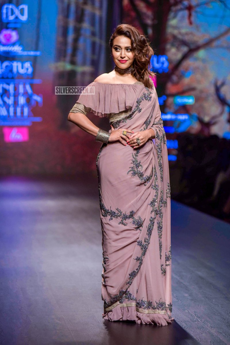 #SwaraBhasker walked the ramp for #Nirmooha by #PrreetiJaiinNainutia at the Lotus Make-Up India Fashion Week 2019.

@ReallySwara | @PrreetiJN | @thefdci | #FDCI | #IndiaFashionWeek | #LMIFWAW19 | #LMIFW  

More pictures here: silverscreen.in/photos/rakul-p…