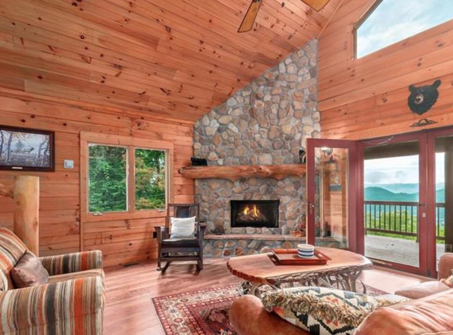 🏠FEATURED LISTING FRIDAY! This beautiful cabin features #longrangemountainviews, and tall #cathedralceilings. The two master suites, bonus room and upstairs loft make for huge potential!
NestRealty.com/135AerialRidge
#nestrealty #livewhereyoulove #ashevillerealestate #cataloochee