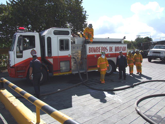mirandoafuturo's tweet photo. Bomberos de Miranda ha distribuido un promedio de 133 mil 200 litros de agua en diferentes comunidades e instituciones públicas y privadas de la entidad. #MirandoAlFututro #UsoRacionalDeLaEnergía #15Mar https://t.co/YpPNwpHppU https://t.co/ZSL9o4u7Ze
