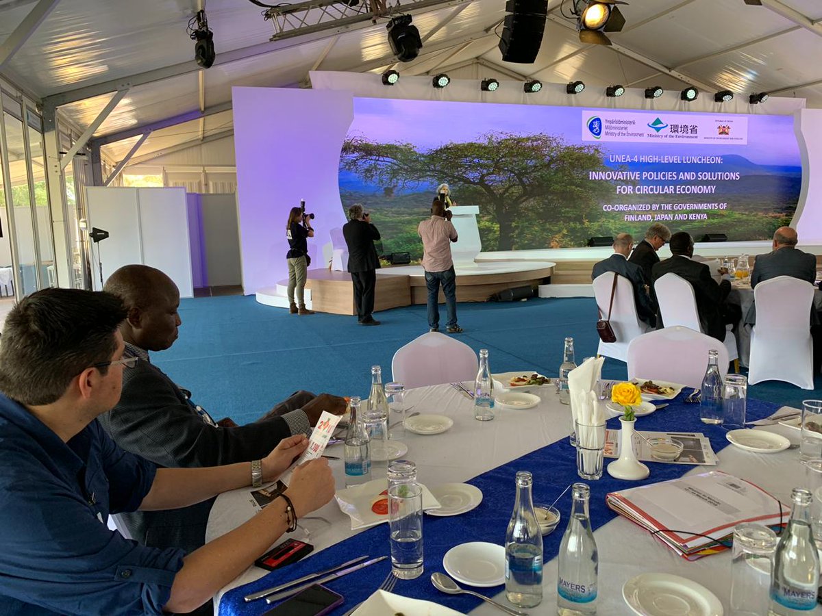 EcuadorMAE's tweet image. #UNEA4 | Ministro @Marcelo_MataG asiste al encuentro de soluciones innovadoras para la economía circular. Durante el evento dialogó con el @DCallejaEC, Director General de @EU_ENV, donde expuso los avances del Ecuador en economía circular y producción limpia. #SolveDifferent
