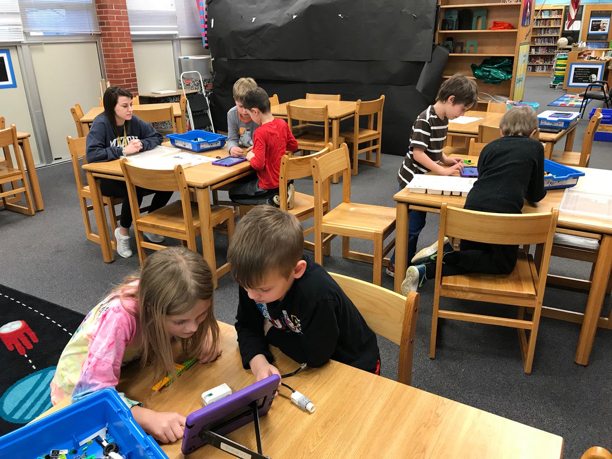 Russell 2nd Graders learning to code with Lego WeDo - thanks <a href="/RussellAdvClub/">Russell Adv Club</a> for the volunteers! <a href="/RUSBLVD/">Russell Boulevard</a> <a href="/Szydlowskim/">Mike Szydlowski</a> #cpsbest
