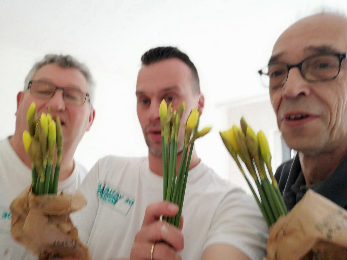 DeVariabele's tweet photo. Het weer is er niet echt naar, maar we hebben toch de lente in de bol! De bewoners van @sizatweet krijgen van de vakmensen van @DeVariabele een bloemetje. Laat de zon maar komen!! https://t.co/nnADHzkqOo