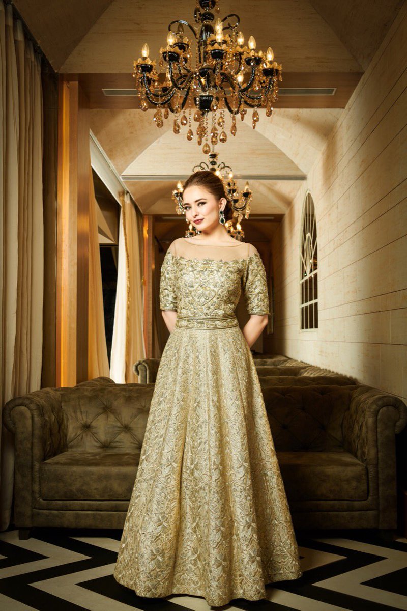 ADSINGHDESIGNS's tweet image. Woven in 24k gold thread! Luxury reaches a new standard in this intricately crafted dress made in 24k gold yarn! 

The Sheer bodice which is encrusted with highest jewelry grade crystals by Swarovski &amp;amp; the bejeweled waist belt make it a fit for a diva turn bride! 
#adsingh