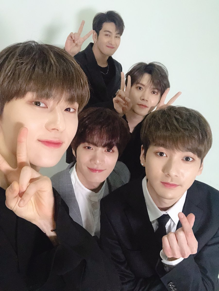 [NU'PAPA] 늉이의 ✋✌🎂 생일을 축하해준 러브 친구들! 마음 가득 담아 챙겨온 하트 잘 받았어☺ 천 번 만 번 생각해도 러브를 만난 건 정말 7♥️ 럭키고 행운이야🍀 언제나 먼저 손 내밀어주고 곁에 있어 줘서 고마워, 앞으로도 잘 부탁해🐢🐶🐯🦊🐰 
#함께한_7년_함께할_영원_언제나_러브해❤