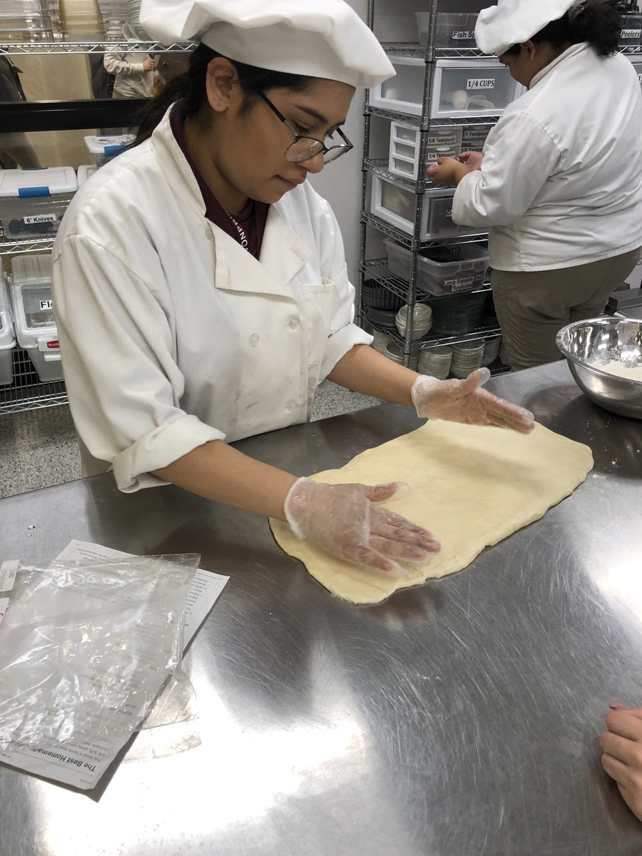 mrs_delmonaco's tweet image. “let me see you cinnamon roll” 🎵 🥮 #culinaryarts #morton201 #mortonpride #OrgulloMorton #allthesmells #baking #MEculinarystudents