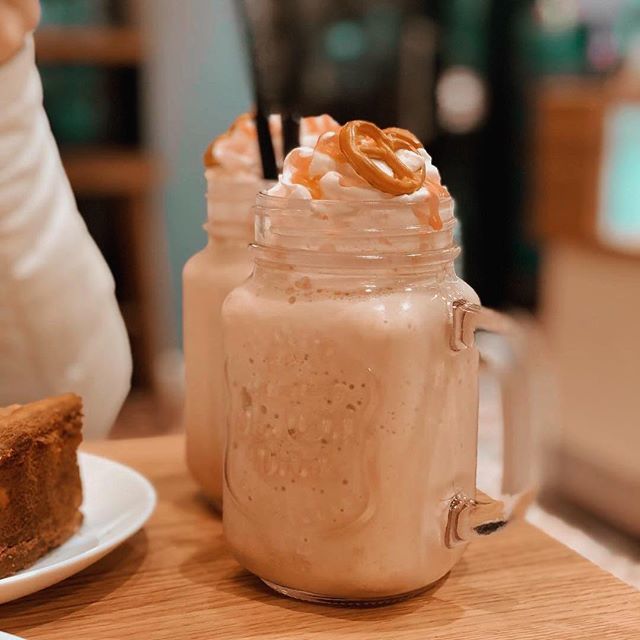 CupcakeCornerPL's tweet photo. Wiosna zbliża się wielkimi krokami, a więc czas przypomnieć sobie jak smakują desery na bazie naszych lodów rzemieślniczych!🍨Minami 🤩 Zapraszamy!❤️
#cupcakecorner #cupcakecornerbakery 📷 @chlxmae https://t.co/Iw7Z7JHlCJ https://t.co/P2L5gVRwB0