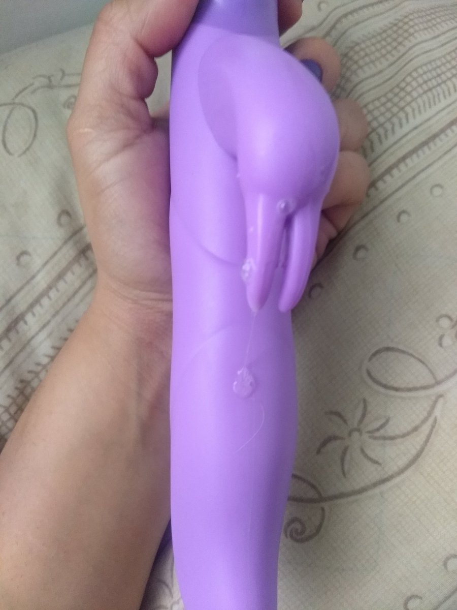 MissGio_Sweet's tweet photo. OMG, hoy en la mañana estuve jugando con moradito, la verdad fue muy extraño lo usé dos veces seguidas creo que estaba muy🔥
La segunda vez fue súper intensa, literal me hizo gritar de placer, pocas veces me he venido así 🤤
Mi clítoris se quedó palpitando, y aún lo siento así 🙈 https://t.co/UZUPVGr9hI