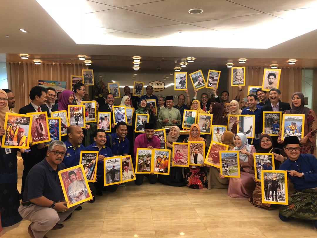 Hari ini hari terakhir aku berkhidmat sbg penjawat awam. Alhamdulillah aku telah menjalankan amanah sebaik yg mungkin. TK kerajaan. TK PM <a href="/chedetofficial/">Dr Mahathir Mohamad</a> <a href="/baru_bian/">Baru Bian</a> <a href="/HjAnuarTahir/">Hj Anuar Tahir</a> <a href="/IsmailBakar60/">IsmailhjBakar</a> semua KSU KP &amp; seluruh warga <a href="/JKRMalaysia/">JKR Malaysia</a> maaf ku pinta kiranya ada kekhilafan ❤ 🇲🇾