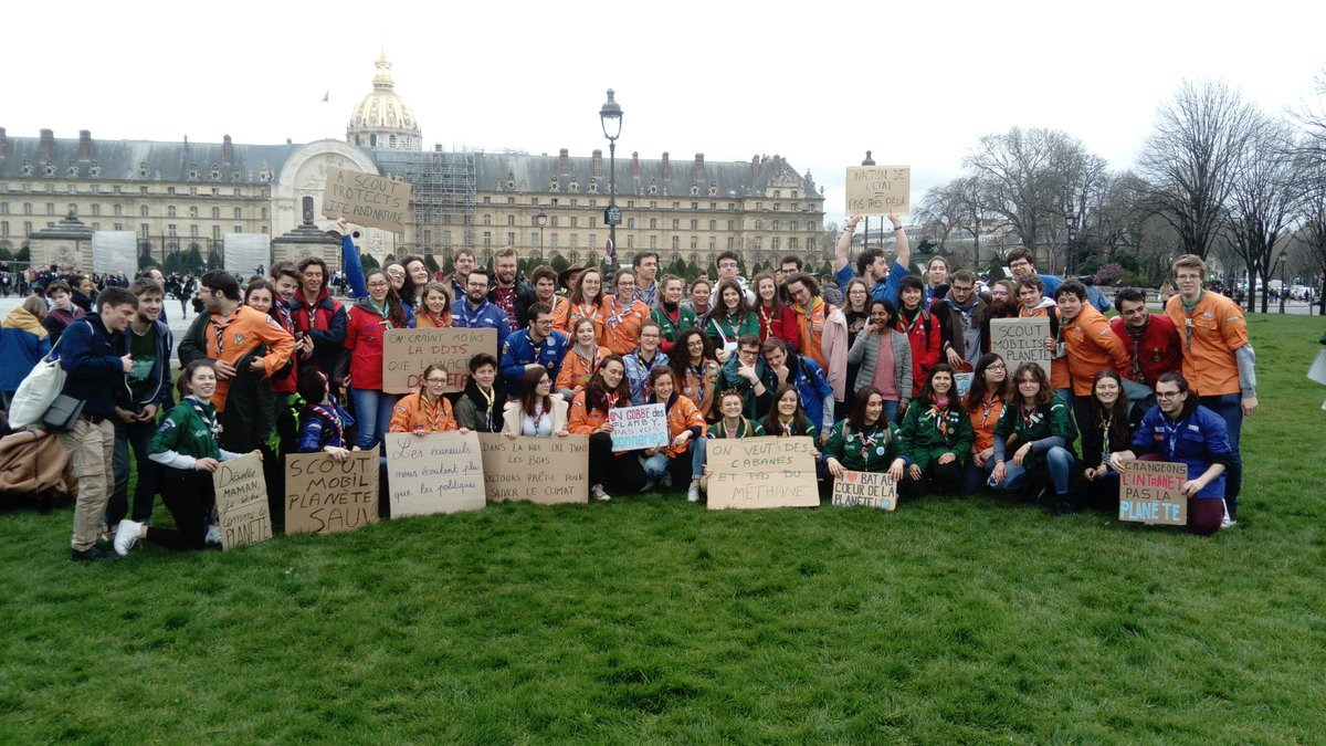 lucfrancisl's tweet photo. Photo de groupe pour la fin de la mobilisation, les scouts se séparent après une après-midi à marcher pour le climat du Panthéon jusqu'au Invalides https://t.co/NjUwIga3D7