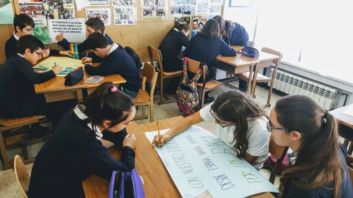 ZERCAYLEJOS's tweet photo. Hoy en el @Colegio_CVE se celebra la carrera solidaria #RunForBaka organizada por su Fundación CVE para apoyar los proyectos de @ZERCAYLEJOS en #Camerún.
¡Gracias al colegio por todo su apoyo y a los alumnos y alumnas por prepararlo todo con tanta ilusión! 😊 https://t.co/rw2WIvY2Ld